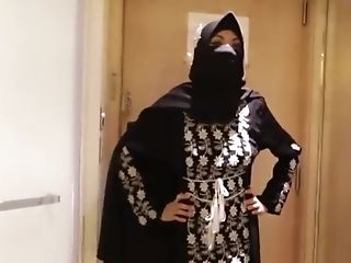 Arabian Bitch Fucks Tourist In The Motel Room